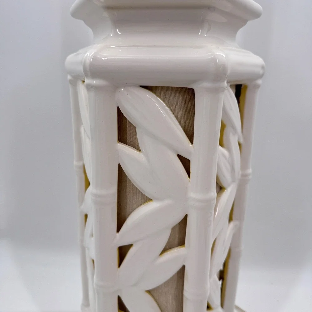 Vintage White Chinoiserie Pagoda Table Lamp Faux Bamboo Hollywood Regency